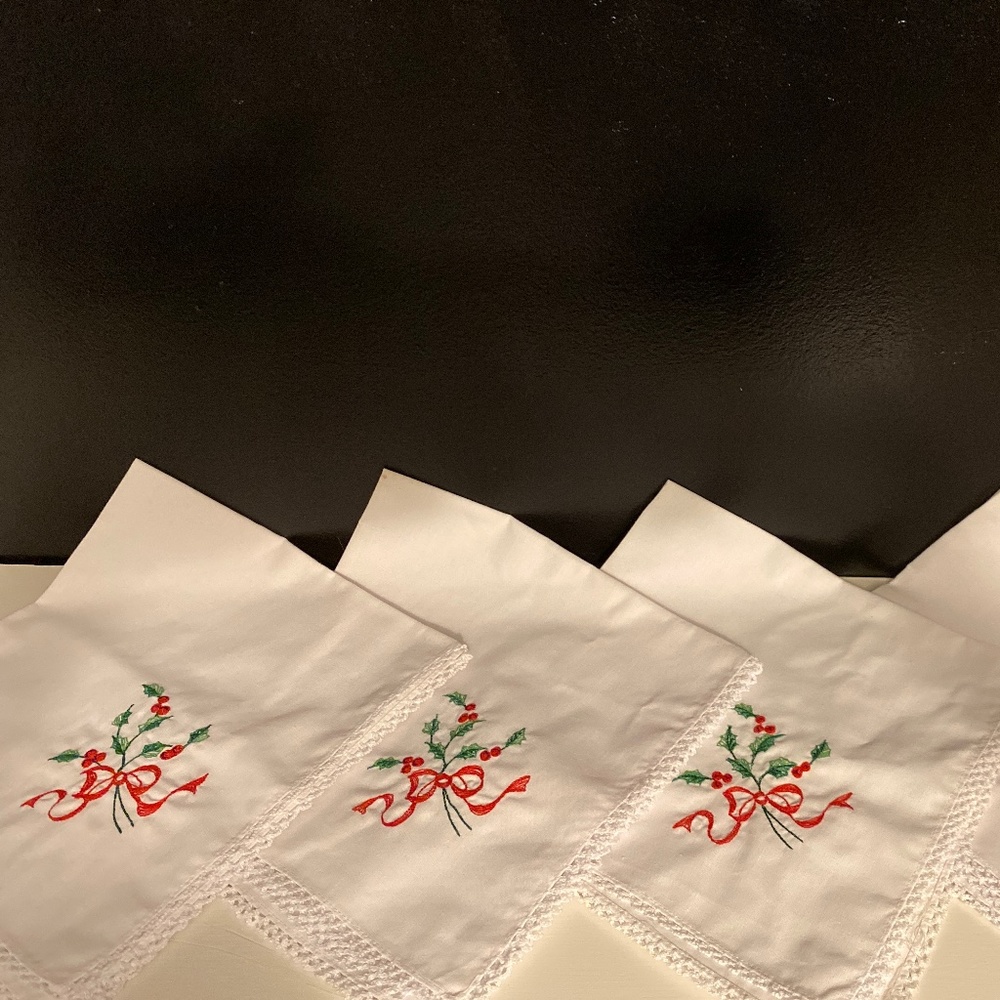 Vtg Christmas-4 Christmas Napkins White/Red/Green